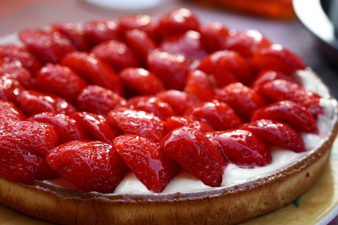 selective focus photography of strawberry pie